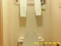 Mara hairy fil-kamra tal-banju fuq cam moħbija