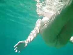 Ful mikxufin milf nude taħt l-ilma ma hairy pussy