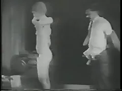 Fellus li qisha qarn fingers tagħha pussy fl-porn iswed u abjad