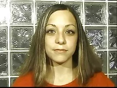 Brunette climbs fuq sodda u jixtered tagħha saqajn