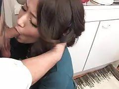 Brunette bl-għonq iġib ha clit teased mal-ġugarelli