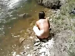 Morgan tieħu banju fuq ix-xmara