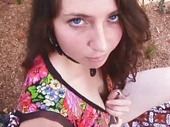 Hairy brunettes evette huwa jiġi mikxufin fil-ġnien