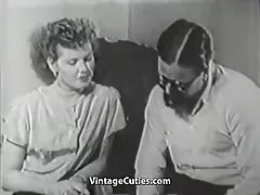 It-tifel hairy li jippenetra tiegħu Ħabib ġdid (1950s vintage)
