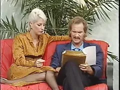 Xagħar qasir blonde lady tax-xogħol
