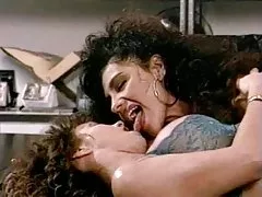 Threesome Uffiċċju bews jibda bil-logħba lesbian