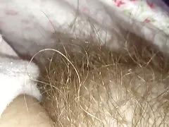 Iġbed d-jammies tagħha li tiżvela tagħha mound pussy hairy ratba