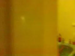 Mara matura konxji fil-banju
