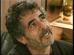 Guys arloġġi li brunette whore suck u jieħdu vit kbira sewda fuq a couch