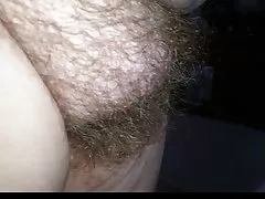 Martu fuq it-telefown i ossu tagħha pussy hairy