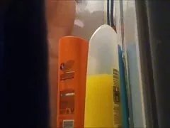 Mom nude maqbuda fl-doċċa mill-cam moħbija